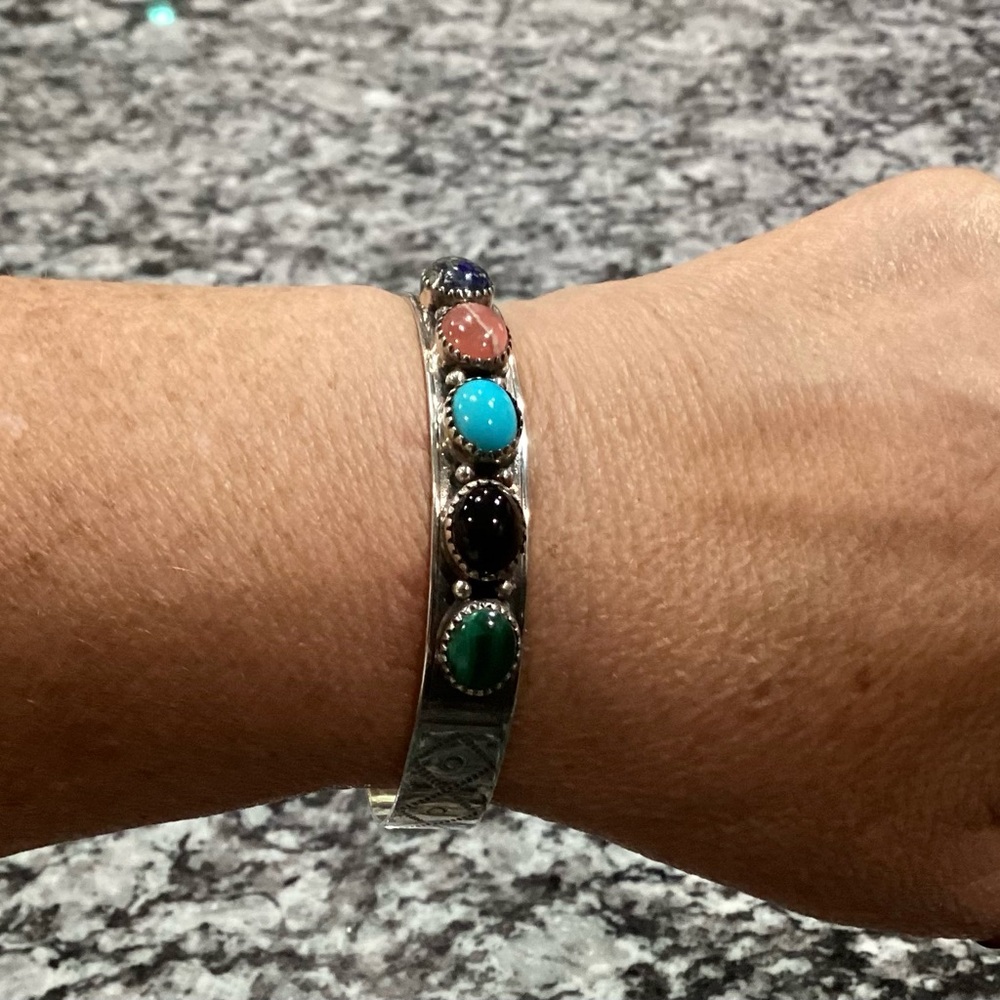 🟢 Vintage Navajo Style Sterling Cuff Bracelet - EUC - Beautiful Stones Sterling - Picture 8 of 16